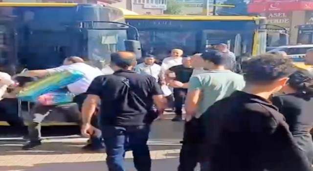 Bursada taksi ile belediye otobüsü şoförlerinin kavgası kamerada