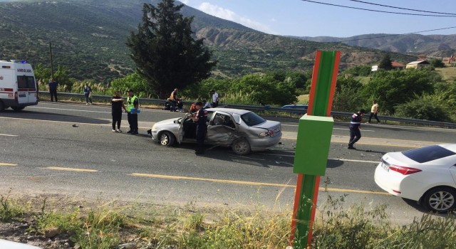 Elazığda trafik kazası: Çarpışan otomobillerden biri alev alev yandı, 1 kişi öldü 6 kişi yaralandı
