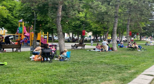 Güzel havayı bulan vatandaşlar, pazar gününü Kanlıkavak Parkında geçiriyor