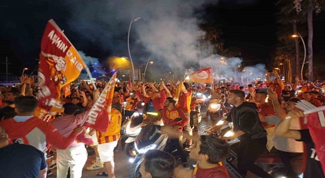 Marmariste Galatasaray taraftarları şampiyonluğu kutluyor