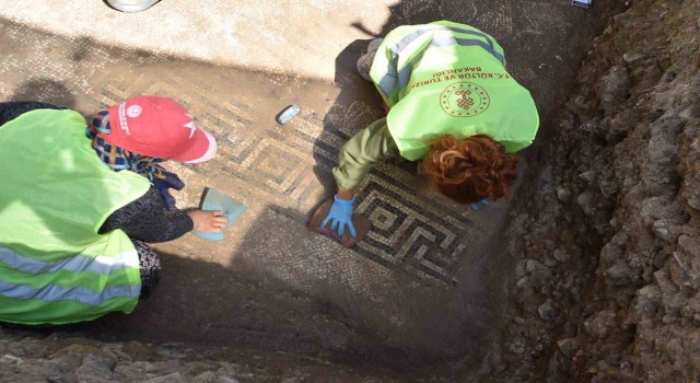 Side Antik Kentinde tarihi mozaik zemin keşfedildi