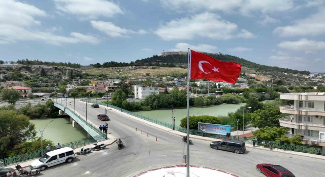 Silifkede kaldırılması tepkilere neden olan anıtın yerine Türk bayrağı konuldu