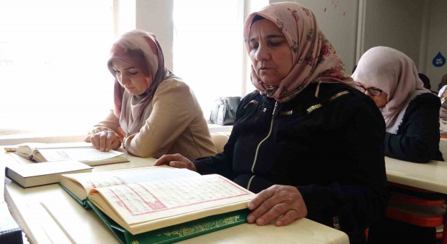 Tatvanlı ev kadınları Kuran-ı Kerimi öğreniyor