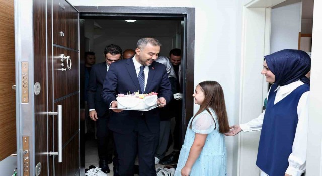 Başkan Toptaştan şehidin kızına doğum günü sürprizi