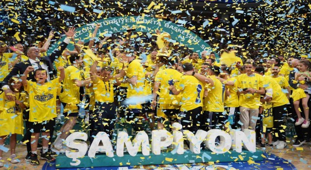Basketbol Süper Liginde şampiyon Fenerbahçe Beko kupasını aldı