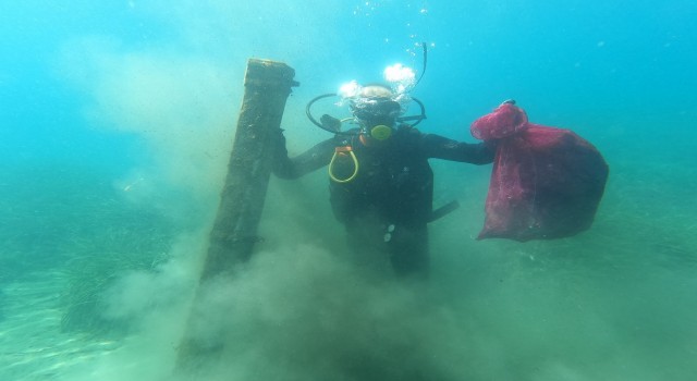 Deniz dibi temizliği Turgutreiste yapıldı