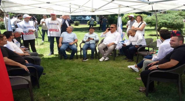 Diyarbakırdaki belediyelerden çıkarılan işçiler, Bağlar Belediyesi önünde oturma eylem başlattı