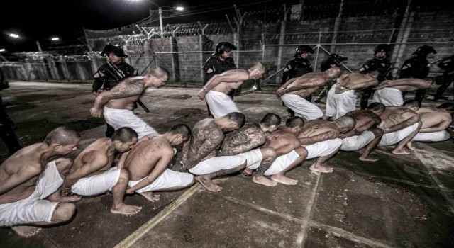 El Salvadorda dev hapishaneye 2 binden fazla çete üyesi nakledildi