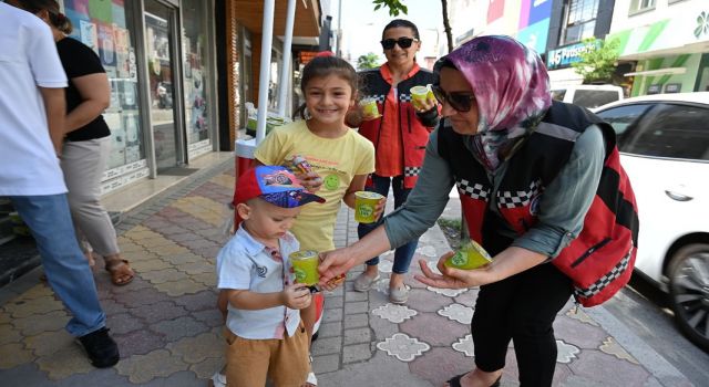  Kavurucu Sıcaklarda Vatandaşlara Serin İkram