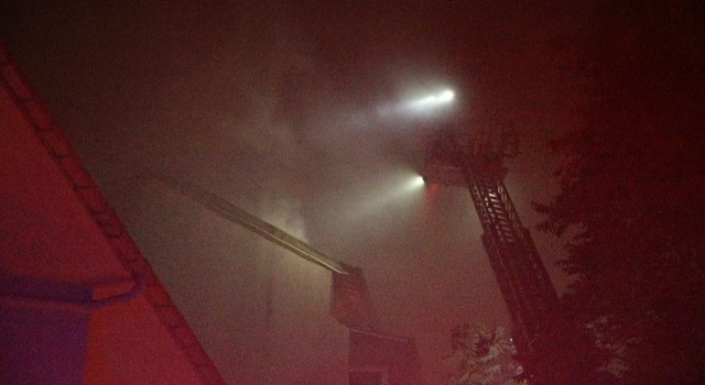 Kırklarelideki yangın kontrol altına alındı: 2 kişi dumandan etkilendi, 1 itfaiye eri yaralandı