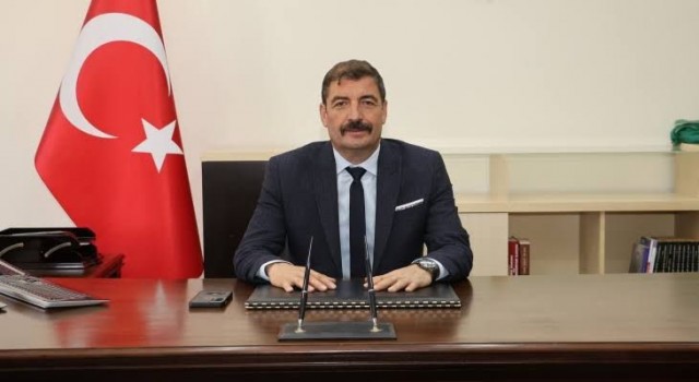 Manisanın Cumhuriyet Halk Partili (CHP) Kula Belediye Başkanı Hikmet Dönmez makamında iki kişiyi darp ettirdiği iddiasıyla tutuklanarak cezaevine gönderildi.