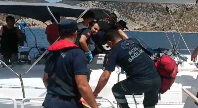 Marmariste özel teknesinde rahatsızlanan vatandaşı Sahil Güvenlik tahliye etti