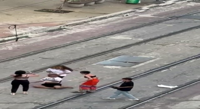 Tramvay yolunda kadınların saç saça baş başa kavgası kamerada