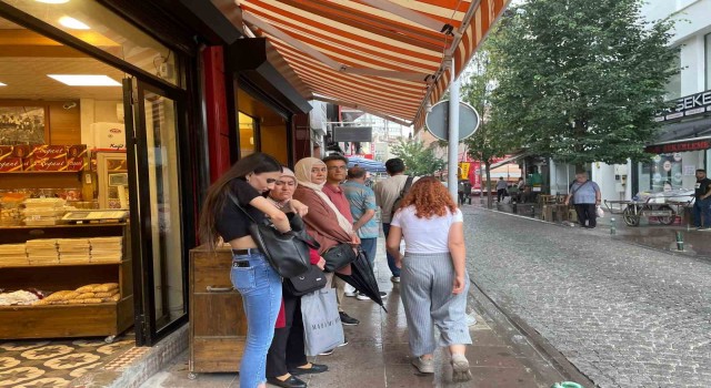 Vatandaşlar yağmurdan korunmak için dükkanlara sığındı