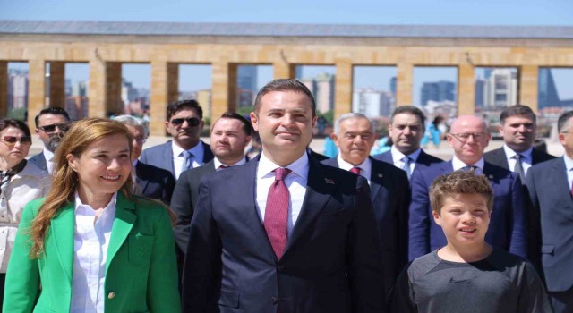 Balıkesir Büyükşehir Belediye Başkanı Akın Anıtkabiri ziyaret etti