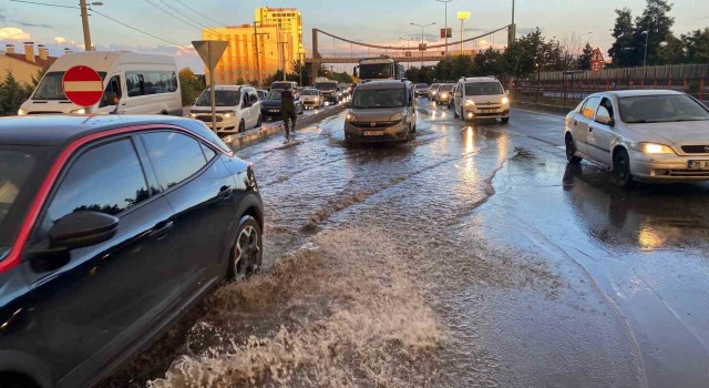 Diyarbakırda sağanak yağış rögar tıkattı, kilometrelerce araç trafiği oluştu