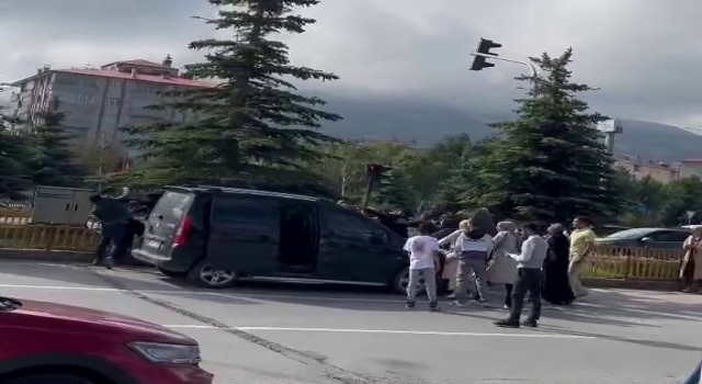Erzurumda trafikte “yol verme” kavgası