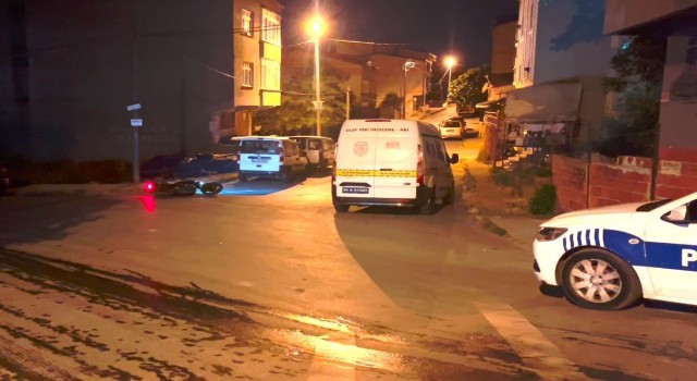 İstanbulda sokak ortasında iki grup arasında çatışma çıktı: 3 yaralı