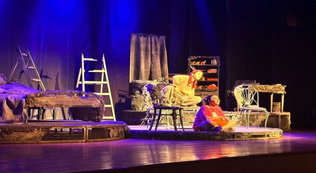 Rektör Özölçer, Kadınlar, Filler ve Saireler tiyatro oyununu izledi