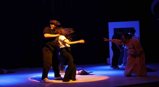 Tiyatro oyununda kadına yönelik şiddete dikkat çekildi