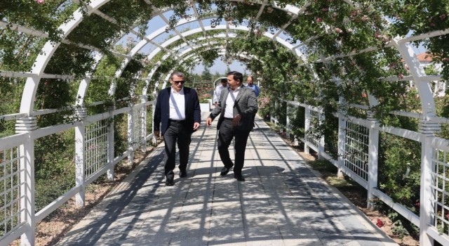 Zeytinburnu Belediye Başkanı Ömer Arısoydan, Karatayın bahçelerine övgü