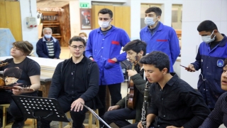Mersin’de okullarındaki atölyede çalışan meslek lisesi öğrencilerine konser sürprizi