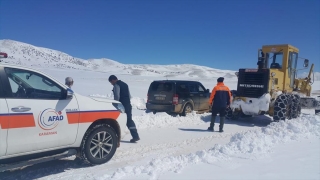 Karaman’dan Mersin’e giderken kırsal alanda araçları kara saplanan 3 kişiden 2’si kurtarıldı