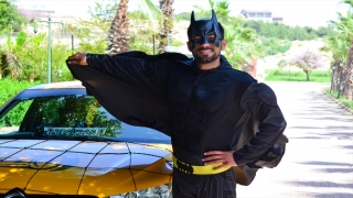 Mersinli taksici, ”Batman” kostümüyle hizmet veriyor