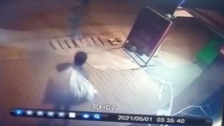 Mersin’de havalandırma boşluğundan girdiği markette hırsızlık yapan zanlı güvenlik kamerasınca görüntülendi