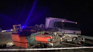 Burdur’da 3 aracın karıştığı trafik kazasında 3 kişi yaşamını yitirdi