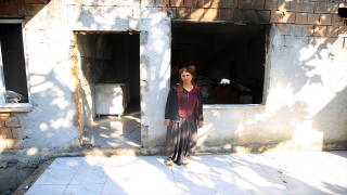 Mersin’de iki çocuk annesi kadın, evinin akrabaları tarafından yakıldığını iddia etti