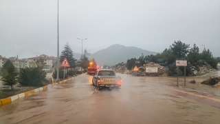 AntalyaKonya kara yolu kar nedeniyle tırların geçişine kapatıldı
