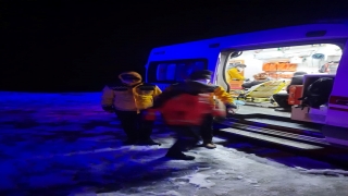 Osmaniye’de UMKE ekipleri kar nedeniyle köyde mahsur kalan 2 hastayı kurtardı