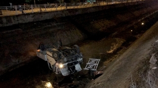 Adana’da sulama kanalına düşen kamyonetin sürücüsü yaralandı