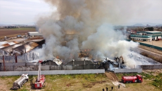 Osmaniye’de geri dönüşüm fabrikasında çıkan yangını söndürme çalışmaları sürüyor