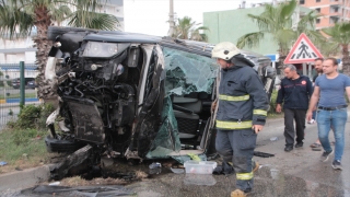 Antalya’da tur minibüsünün palmiye ağacına çarpması sonucu bir kişi yaralandı