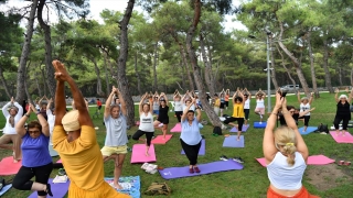 Konyaaltı’nda yoga etkinliği düzenlendi