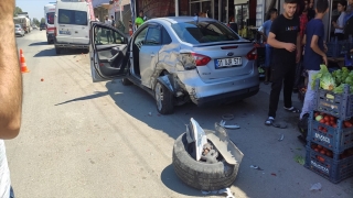 Adana’da lastiği fırlayan minibüsün otomobile çarpması sonucu 4 kişi yaralandı