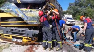 Burdur’da tırla kamyonetin çarpışması sonucu 2 kişi yaralandı