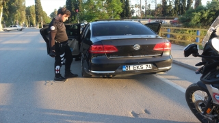 Adana’da otomobille polisten kaçan 2 şüpheli kovalamacayla yakalandı