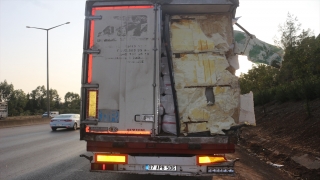 Adana’da kamyonun tıra çarptığı kazada 2 kişi yaralandı