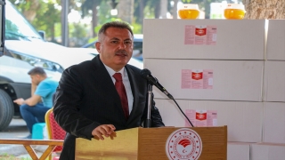 Adana’da üreticilere Akdeniz meyve sineğine karşı tuzak dağıtıldı