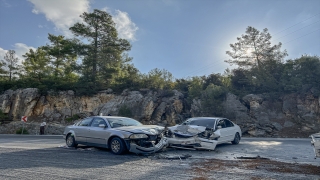 Antalya’da iki otomobilin çarpıştığı kazada 6 kişi yaralandı