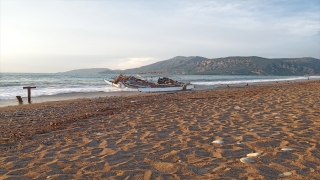 Antalya’da batan tekne parçalanarak sahile vurdu