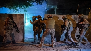 Mersin’de çeşitli suçlara karışan 17 zanlının yakalanmasına yönelik operasyon yapıldı