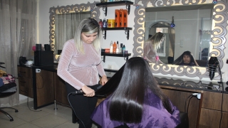 Antakya’da kız çocuklarına ücretsiz saç bakım hizmeti veriyor