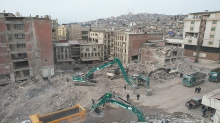 Kahramanmaraş’ta depremde yıkılan binaların enkazını kaldırma çalışmaları sürüyor
