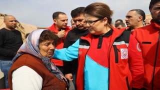 Aile ve Sosyal Hizmetler Bakanı Derya Yanık, Hatay’da çadır kenti ziyaret etti