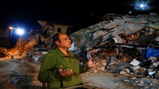 Hataylı depremzede ölen ailesi için Berat Kandili’nde enkaz önünde dua etti