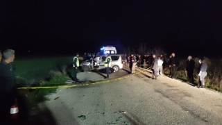 Adana’da toprak yığınına çarpan otomobilin sürücüsü öldü